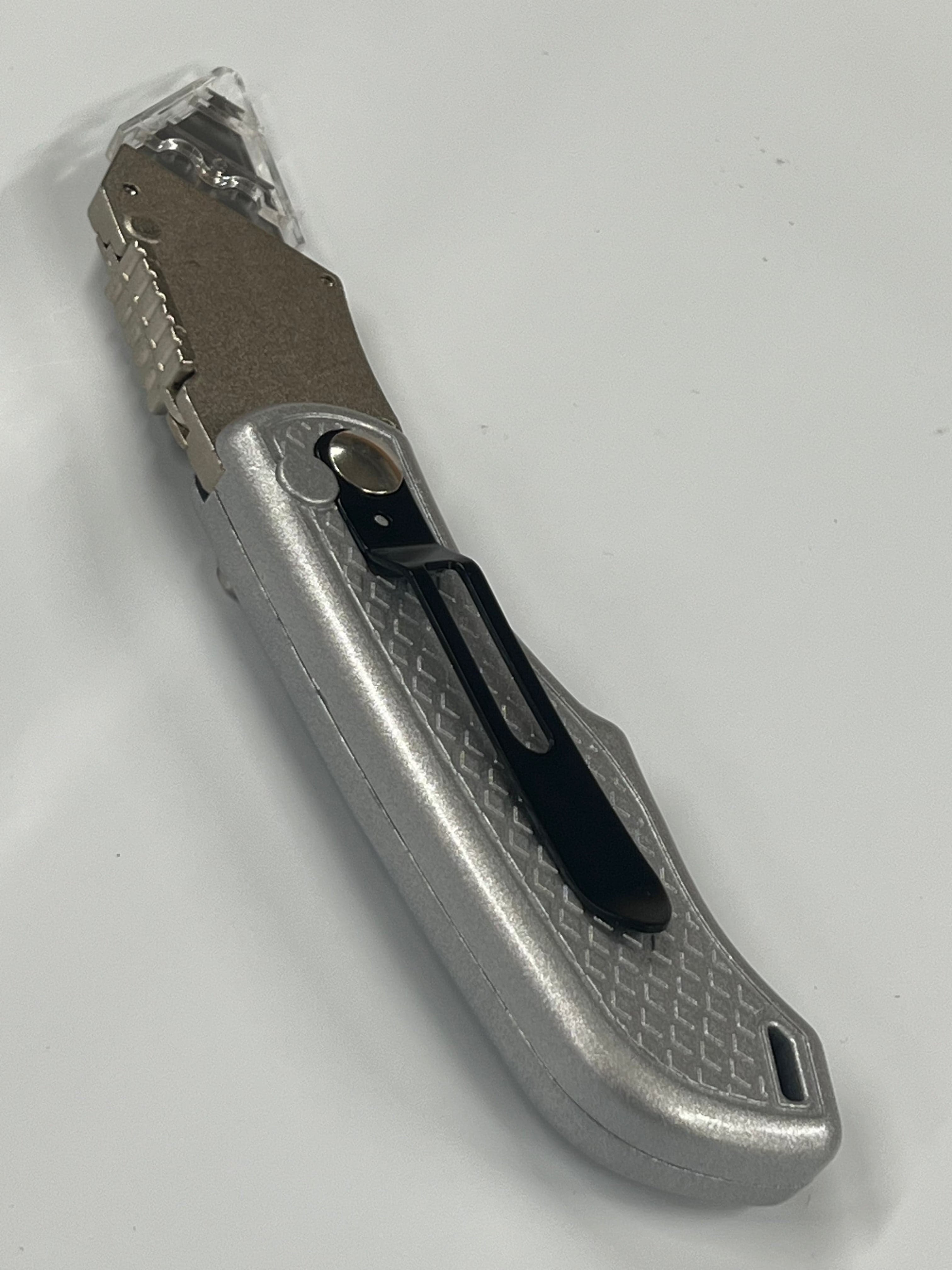 Foldekniv med utskiftbart blad og beltefeste