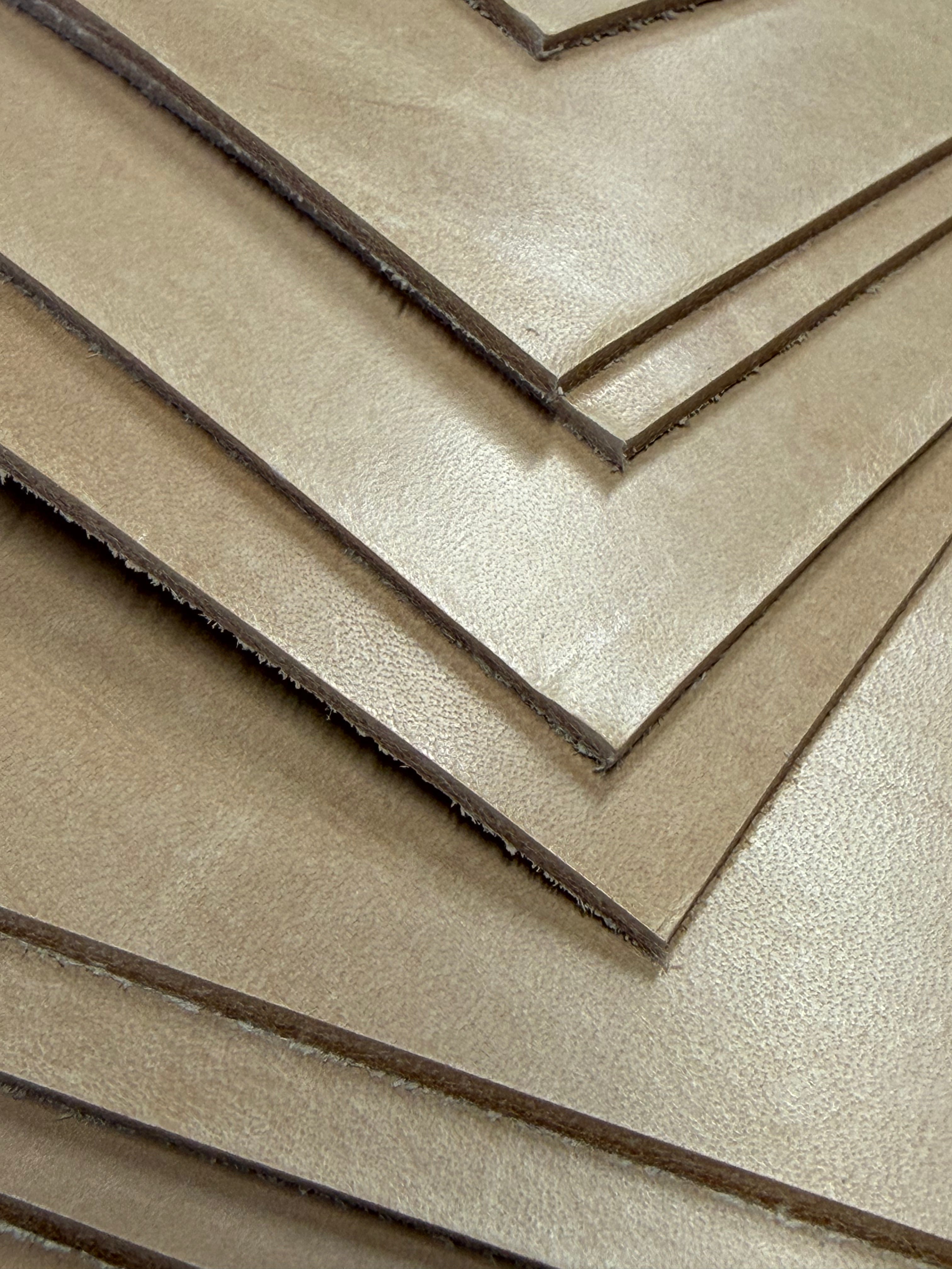 Leather for making knife sheaths: Raw edge, sheath leather and strap/suspension leather