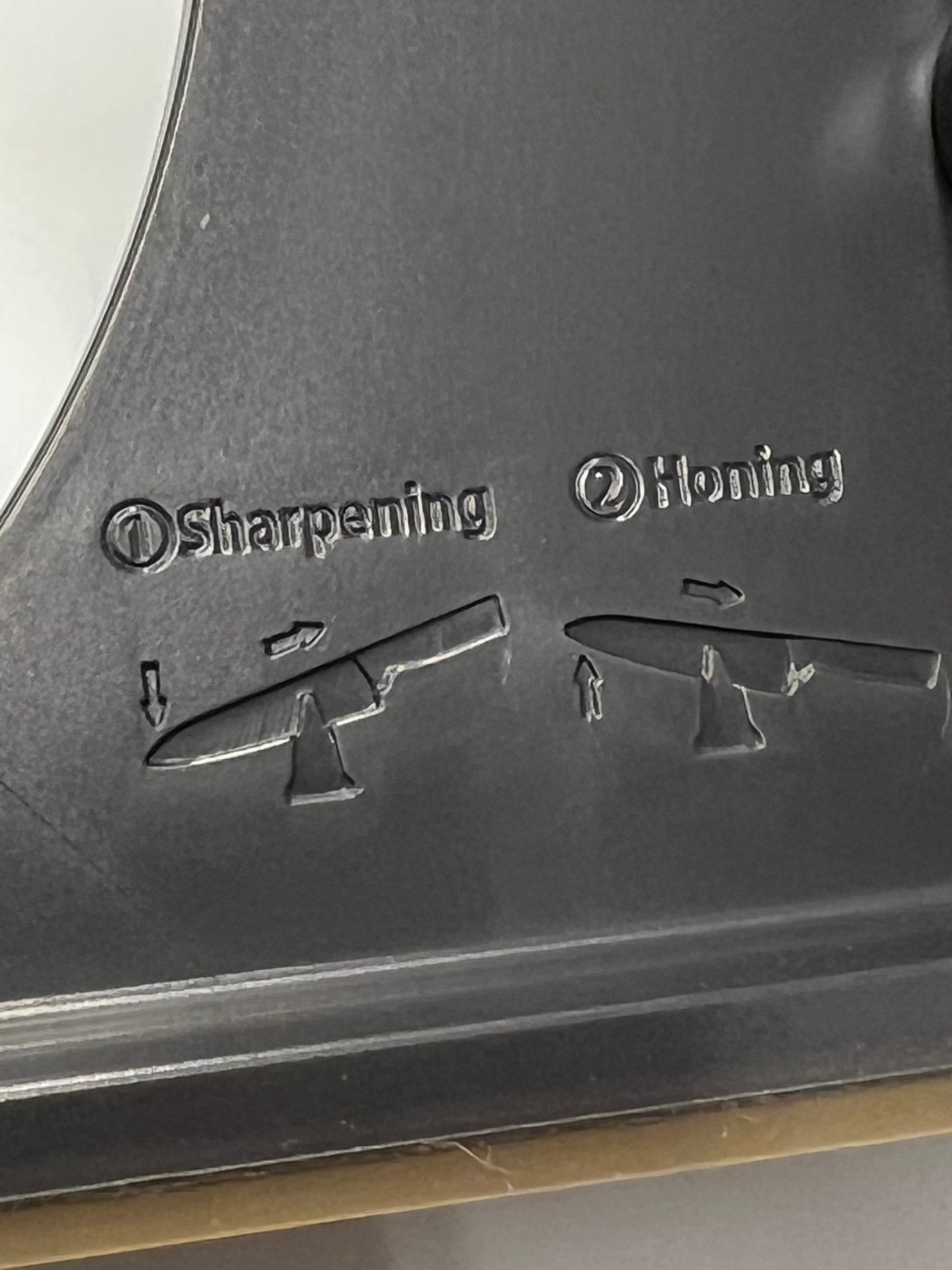 Knife sharpener with automatically adjustable angle 22-46 degrees RISAM RM022