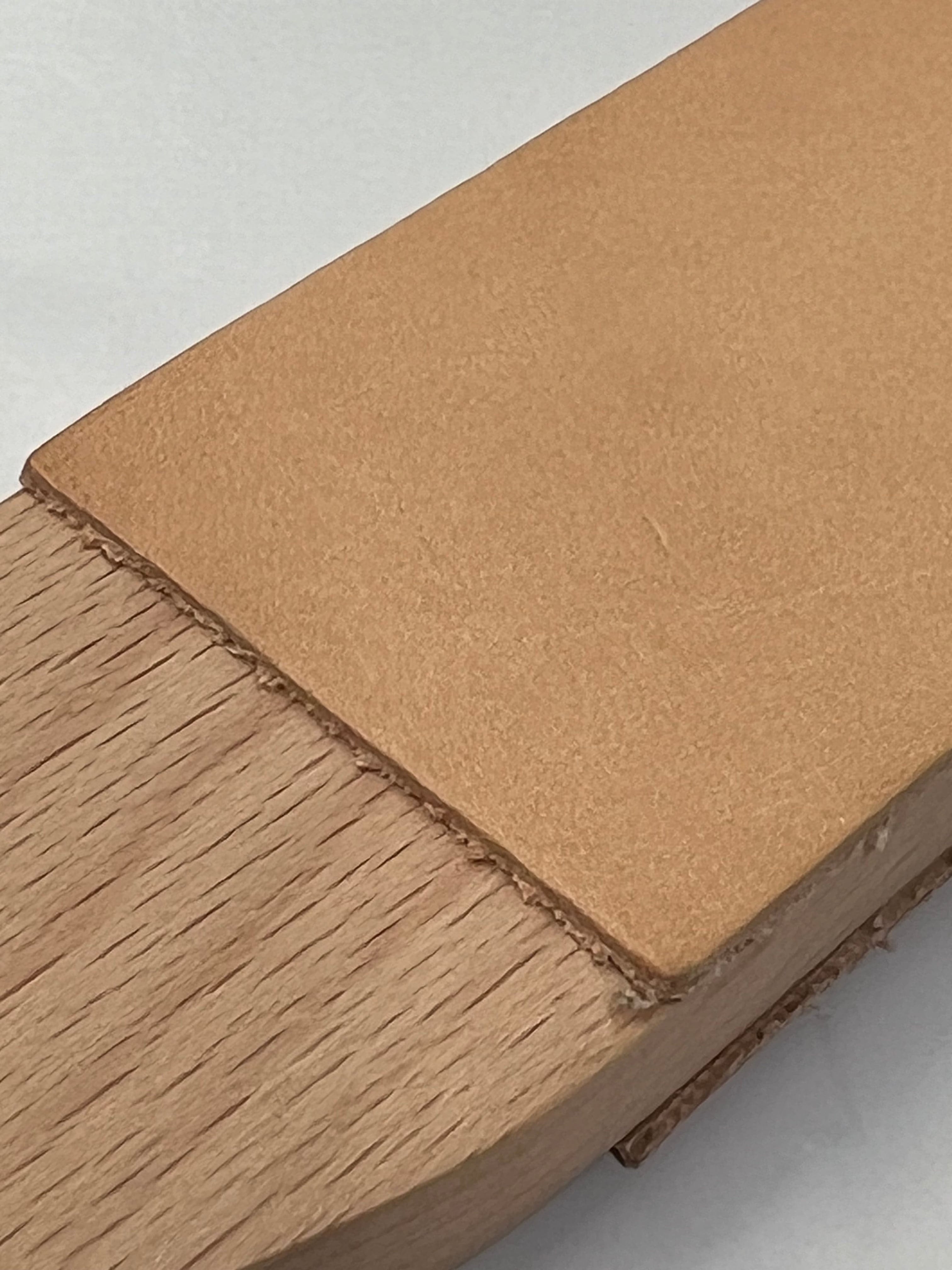 Double-sided leather strap on wooden base RW054