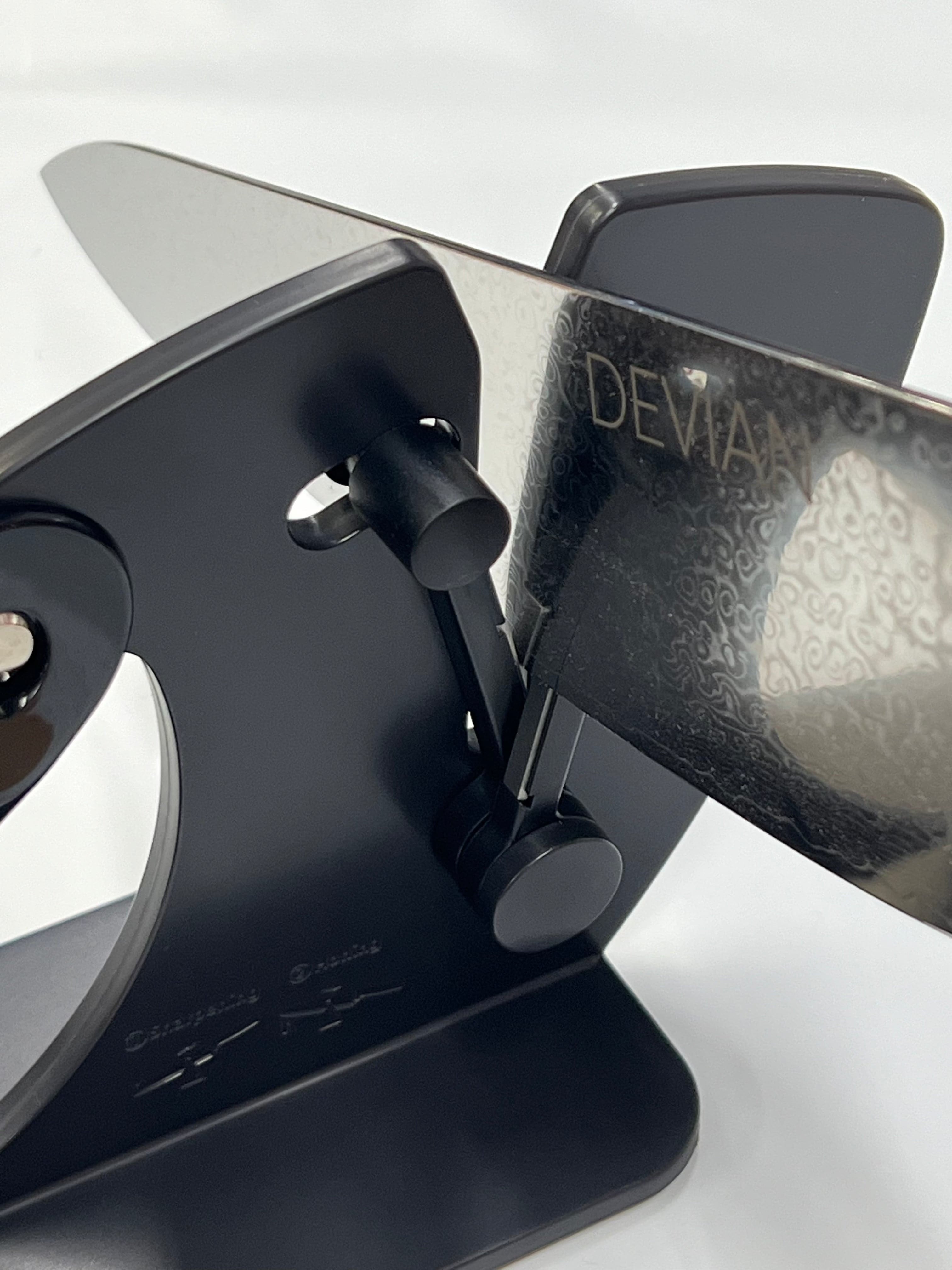 Knife sharpener with automatically adjustable angle 22-46 degrees RISAM RM022