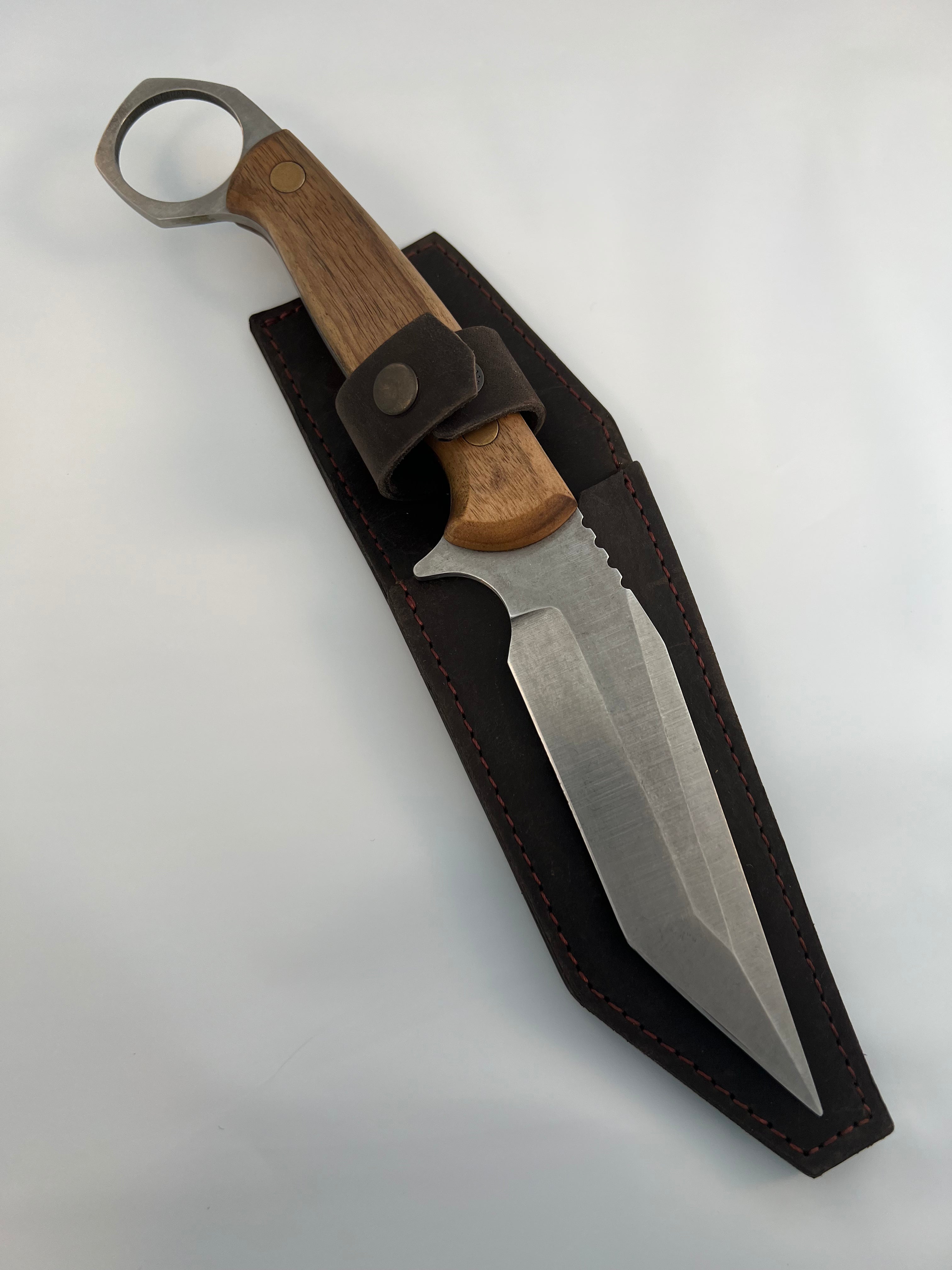 Ukrainsk campingkarambit CGK1 med läderslida