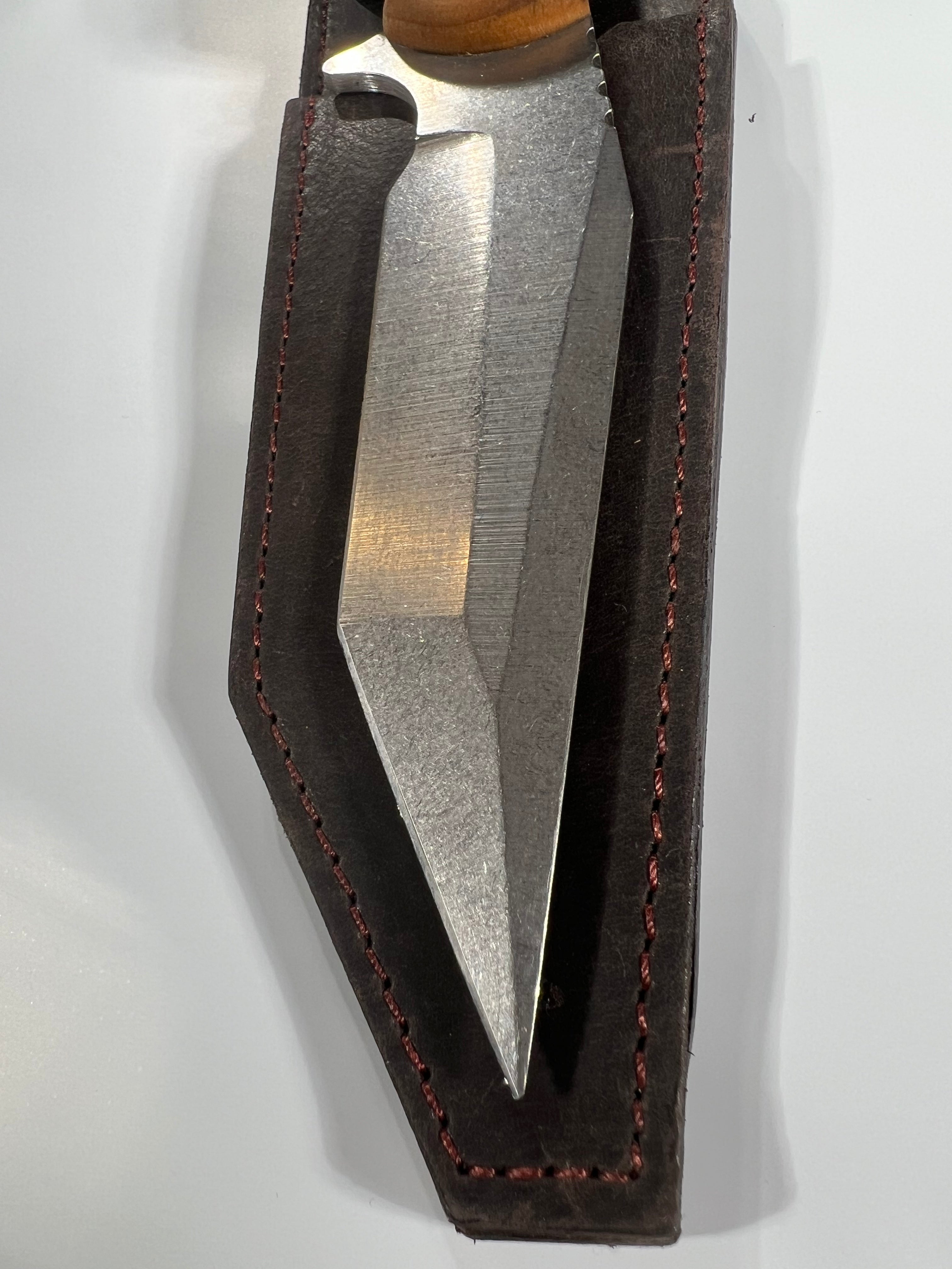 Ukrainsk campingkarambit CGK1 med läderslida