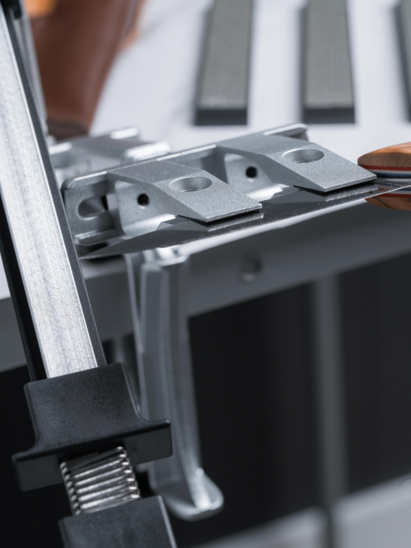 SwiftEdge Cross: Knife sharpening system with adjustable angle and diamond edge