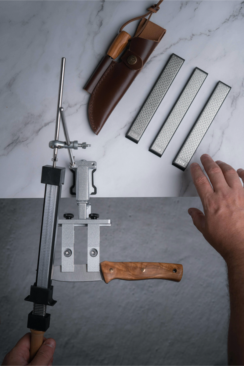 SwiftEdge Cross: Knife sharpening system with adjustable angle and diamond edge