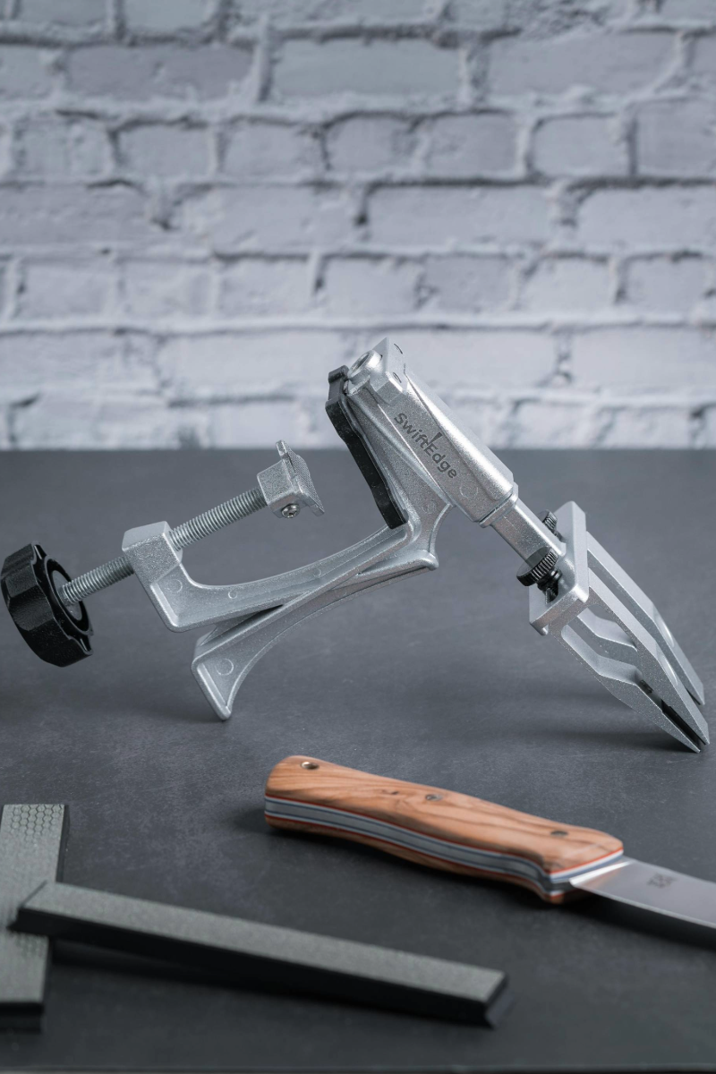 SwiftEdge Cross: Knife sharpening system with adjustable angle and diamond edge