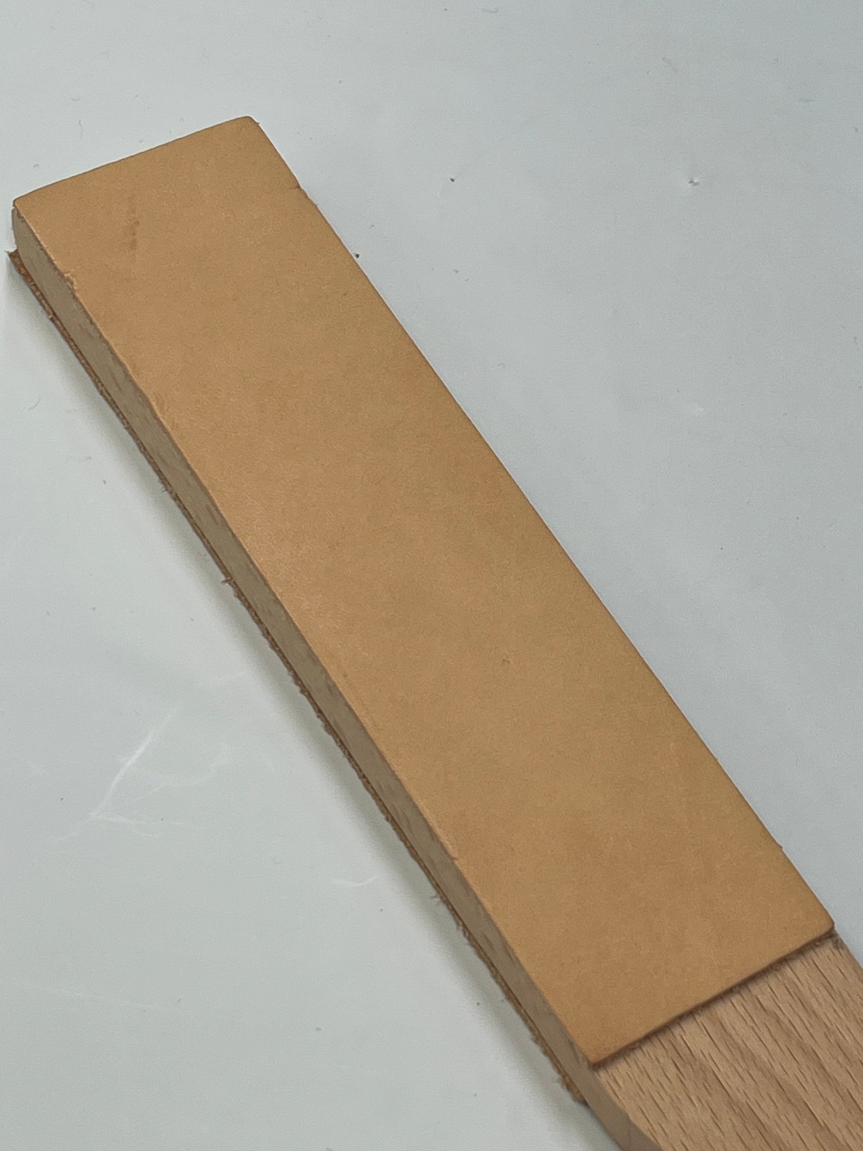 Double-sided leather strap on wooden base RW054