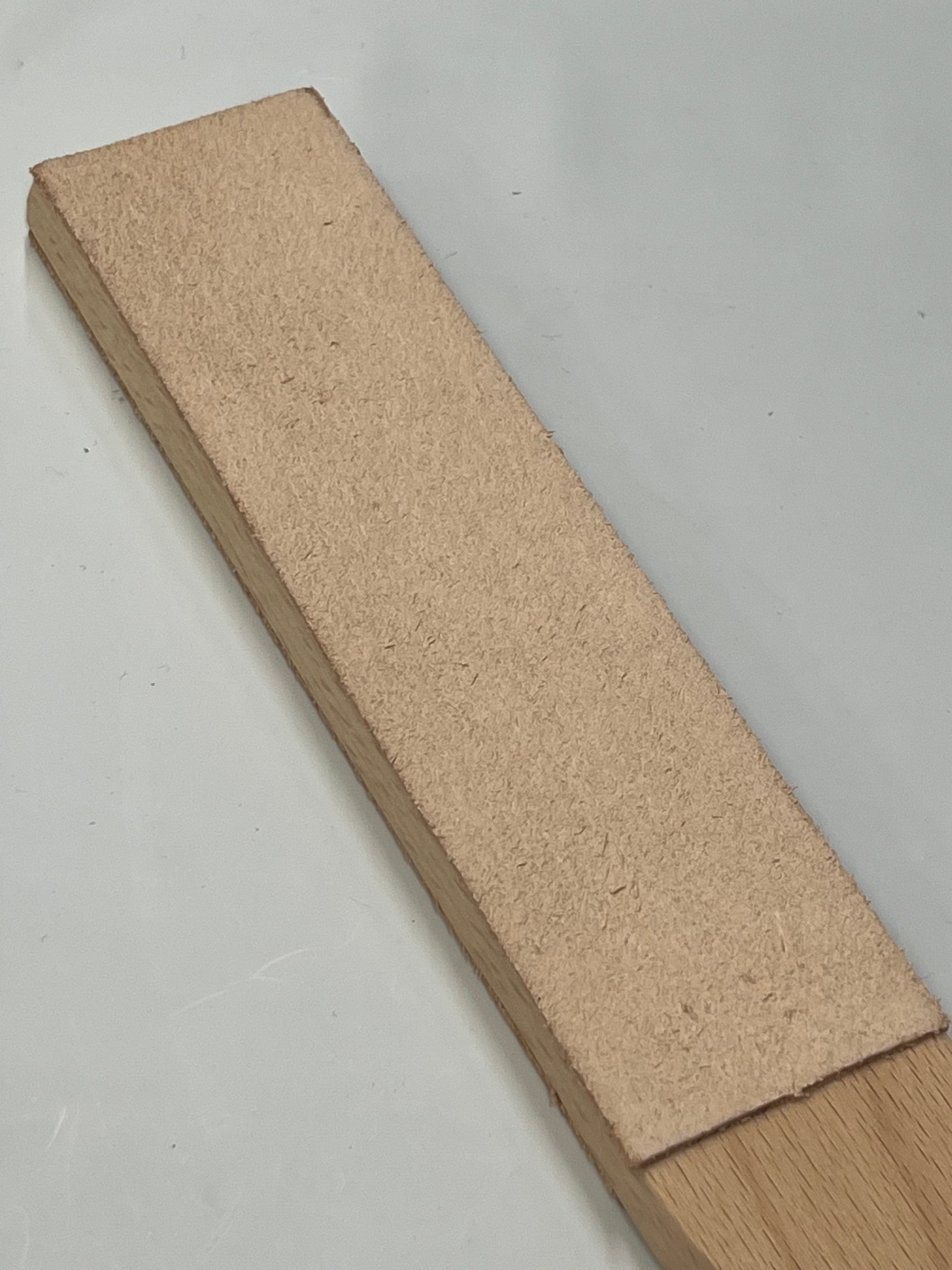 Double-sided leather strap on wooden base RW054
